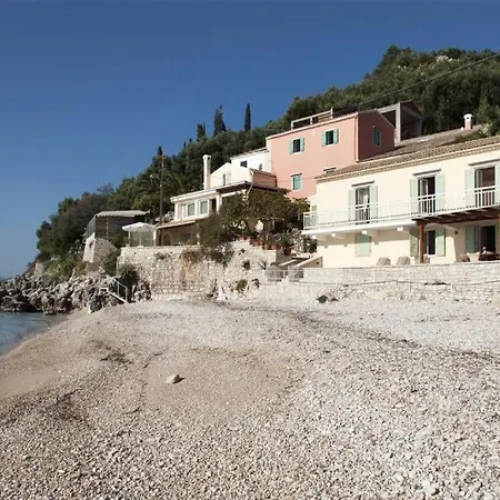 Yellow House Lower,beachfront Kaminaki Villa